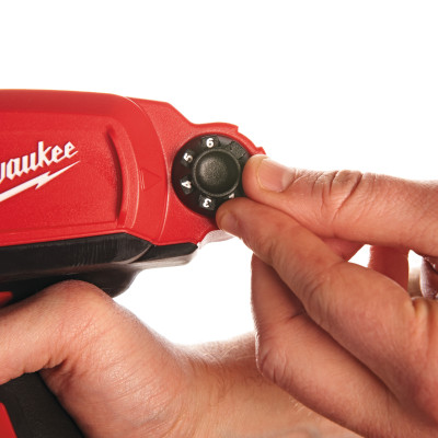 M12 PCG 310C-201B - Pistolet à colle 310ml, 12V, 2Ah, 1780 Nm - Sac, 1 batterie 2Ah Red Li-ion, chargeur C12C