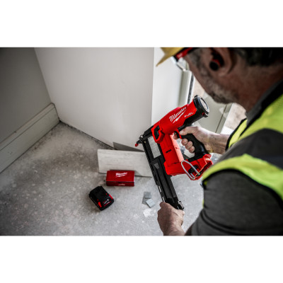 M18 FN18GS-202X - Cloueur de finition FUEL droit 18GA, 18V, 2Ah - HD Box, 2 batteries Red Li-Ion 18V 2.0Ah, chargeur rapide M12-